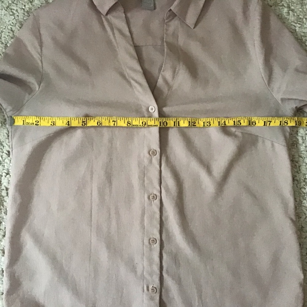 💥3/$10 H&M V-Neck Blouse - Picture 4 of 6